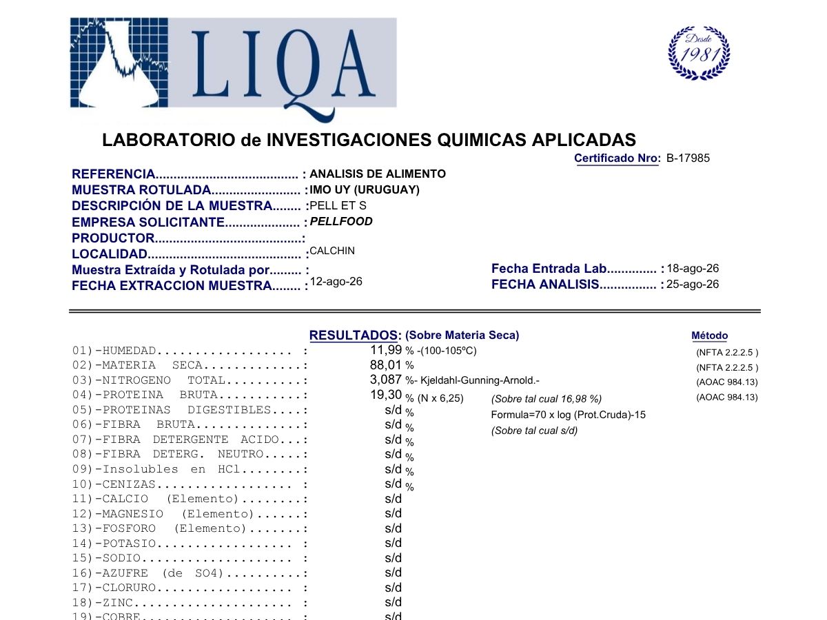 Certificado de análisis de laboratorio del pellet de alfalfa, con los valores de humedad, materia seca, proteína bruta y aflatoxinas y el método de cada medición